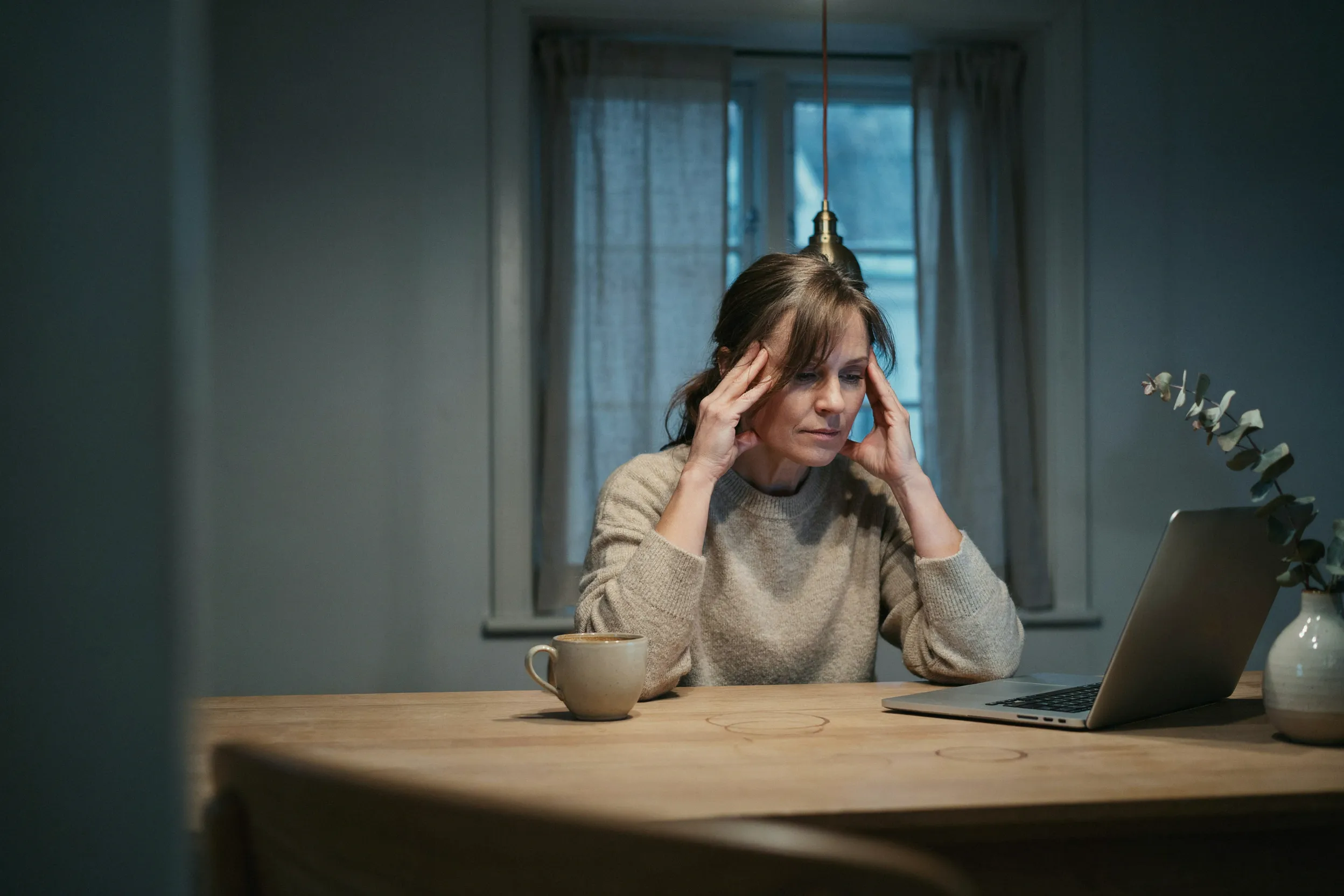 Långvarig stress konsekvenser – vad kroppen betalar och hur du återhämtar dig